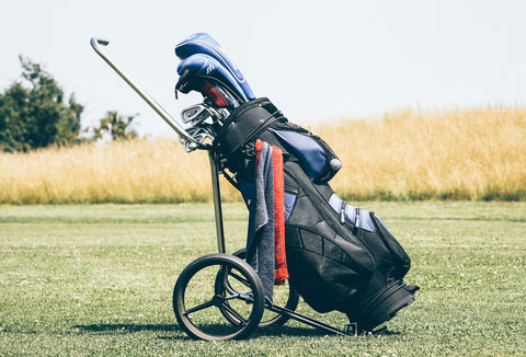 clubs de golf dans un sac de golf sur un terrain