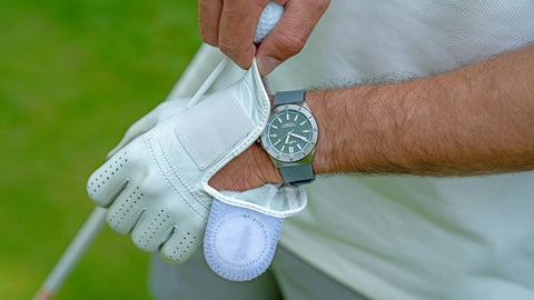 golfer putting on his golf glove for an optimal golf club grip