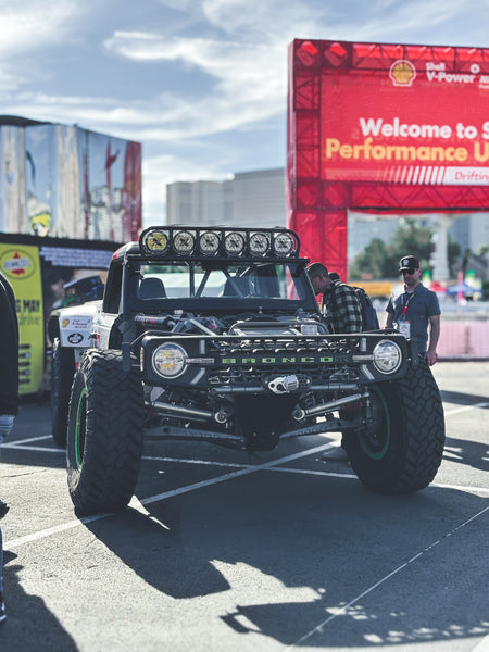 RTR Ultra 4 Bronco cerca de la experiencia Shell Performance Unbound en SEMA 2023.