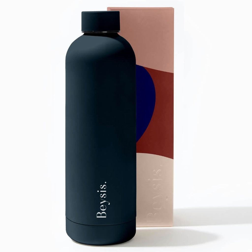 https://cdn.shopify.com/s/files/1/1531/4421/products/beysis-water-bottle-matte-navy-1l--34oz_1024x1024.jpg?v=1695143808