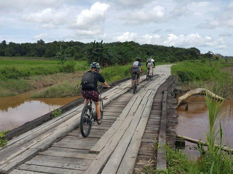 Kayuh Basikal Di Mex Highway