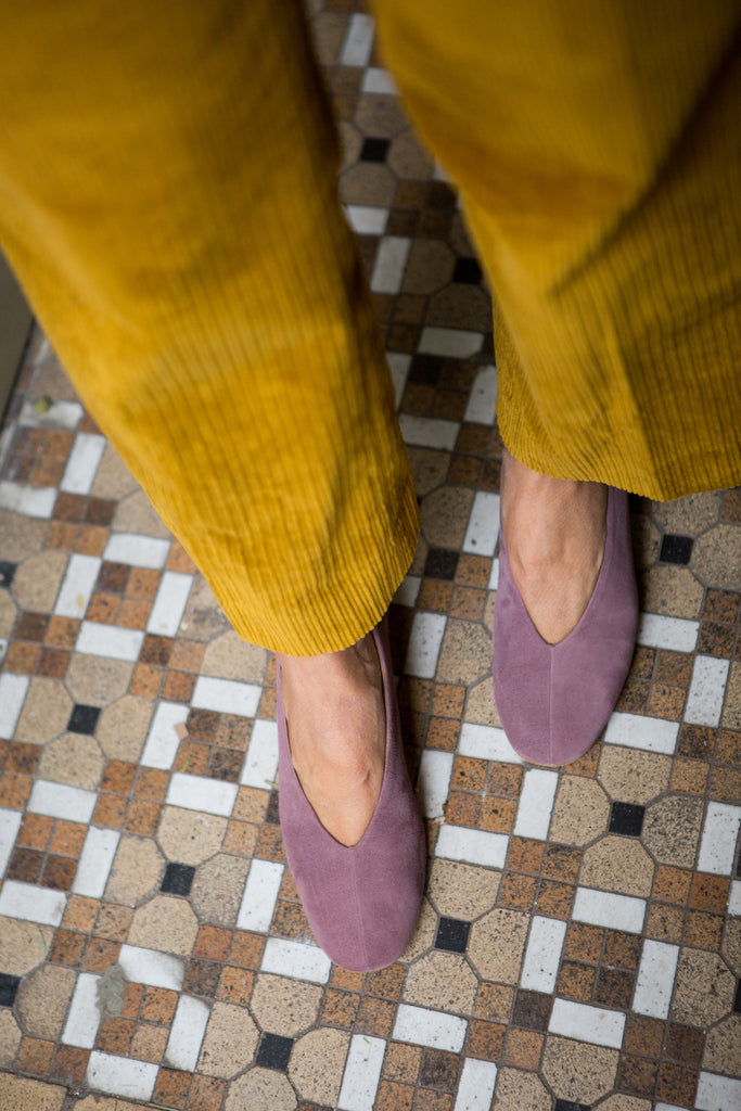 Close up top view of Alyssa Coscarelli sporting the Narwhal Heel in Viola suede.