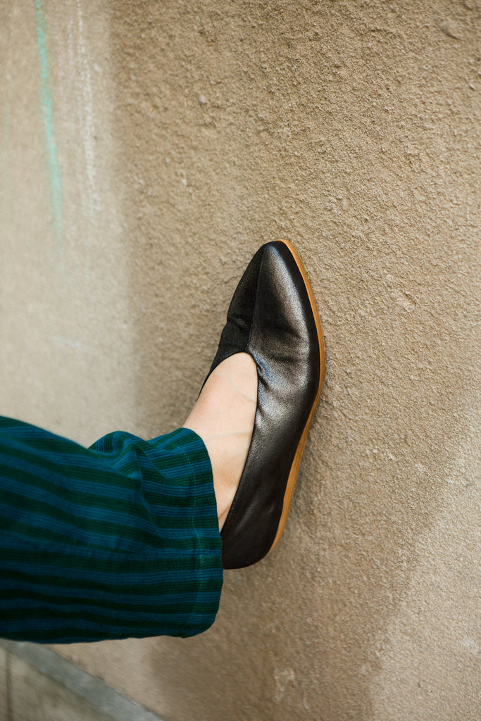 Close up of the Coclico Polaris Flat in Satelite leather. 