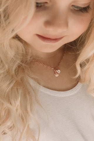 Child wearing 35+5cm necklace