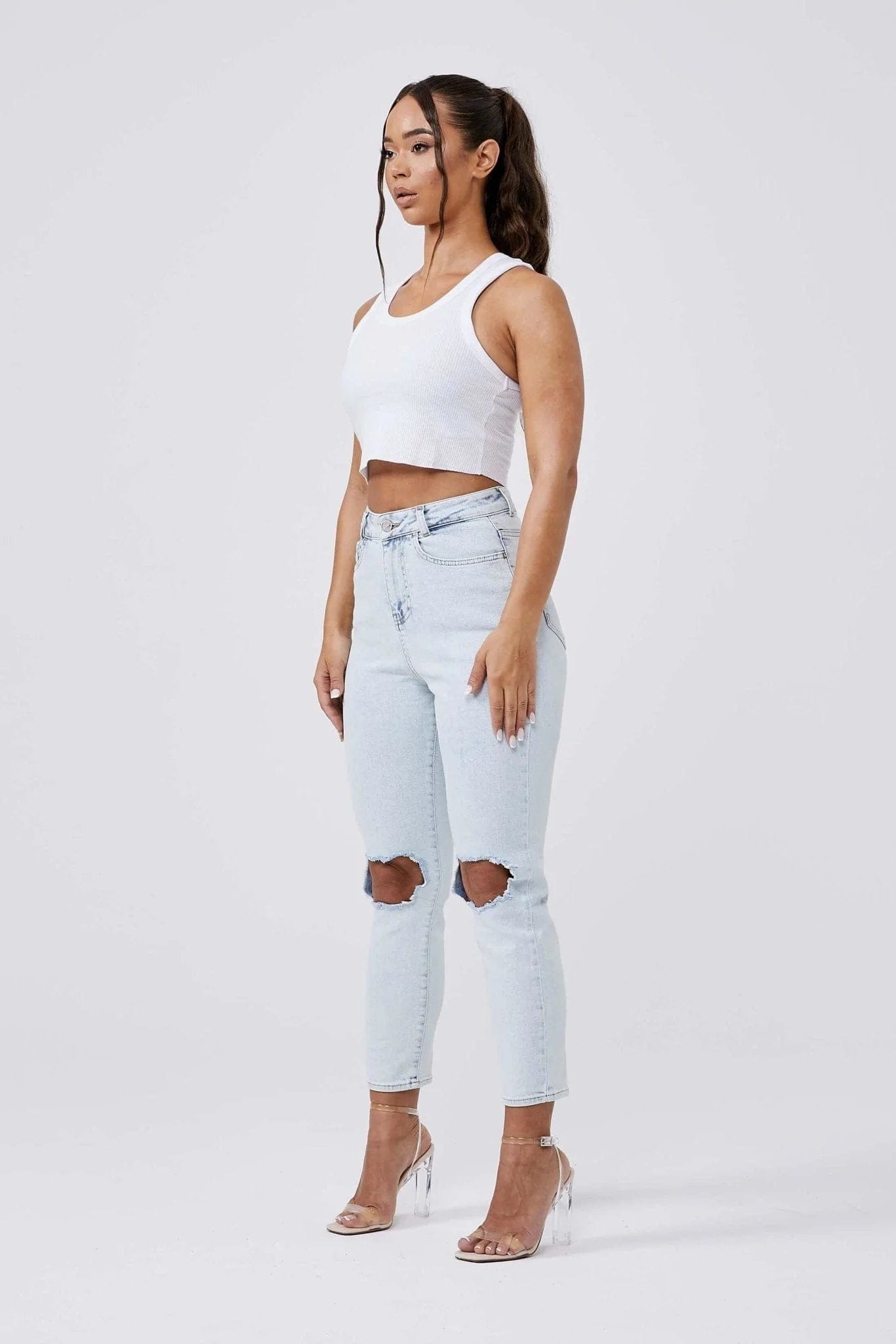 MOM JEANS KNEE RIPPED - BLEACH WASH