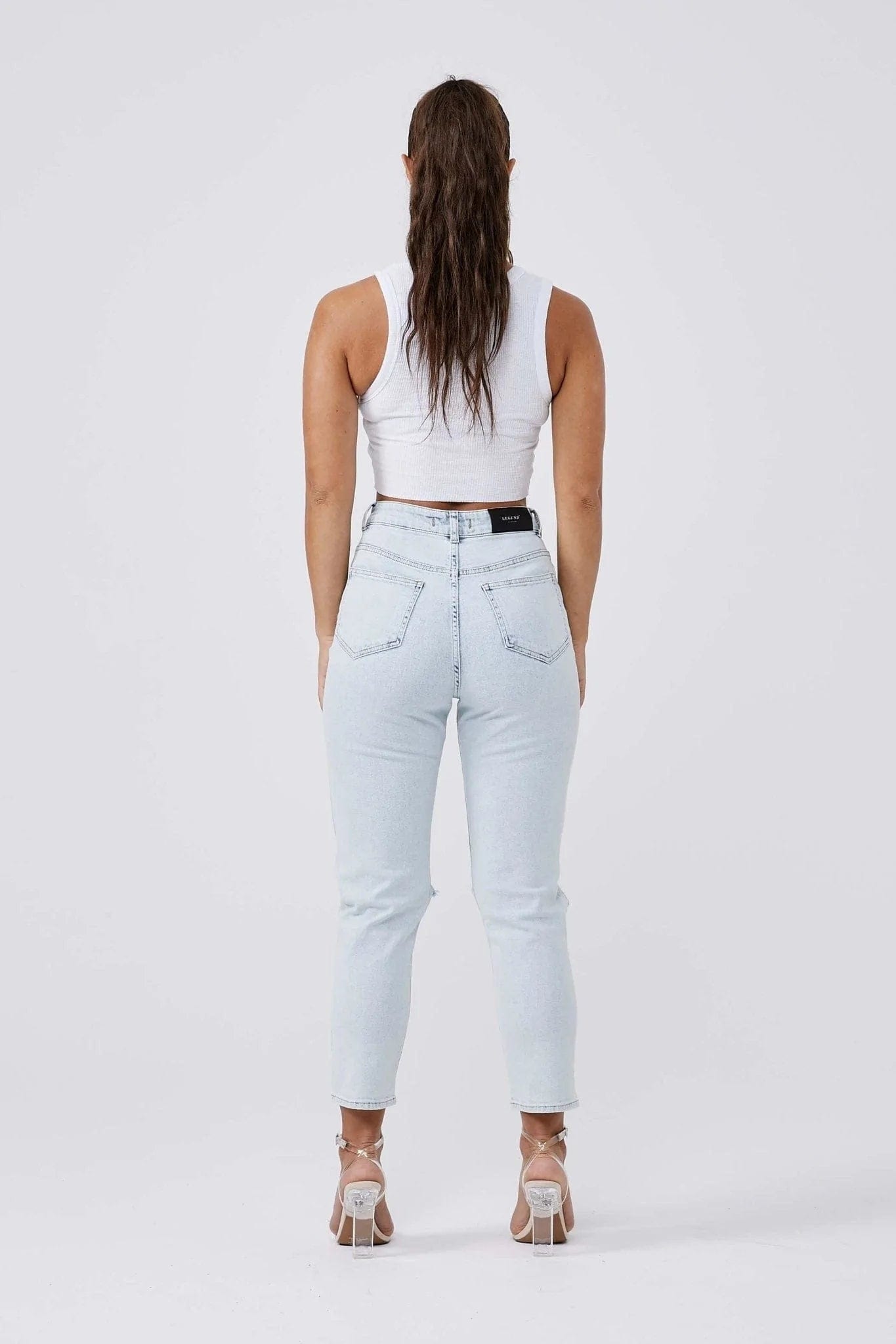 MOM JEANS KNEE RIPPED - BLEACH WASH