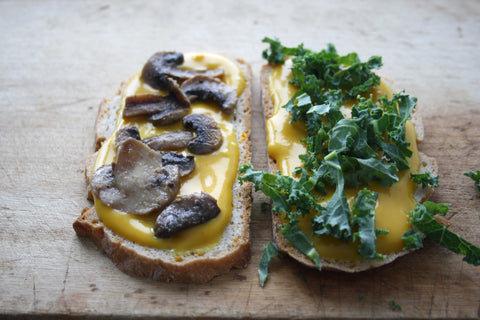 Recette de Grilled-cheese vegan, sans gluten ni allergènes, garni de champignons et de kale