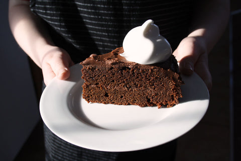 Pointe de gâteau au chocolat sans gluten et sans allergènes, avec ganache et meringue végétalienne