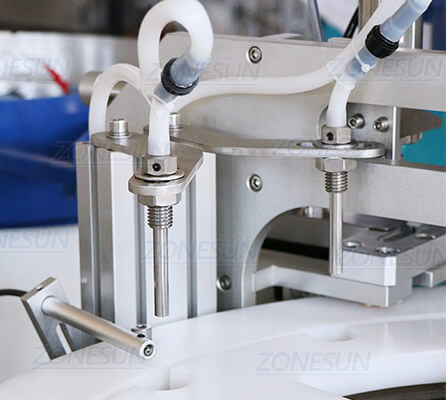 Dysza napełniająca maszyny do etykietowania z termokurczliwymi rękawami do napełniania małych butelek