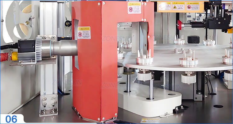 heat shrinking structure of sleeve labeling machine
