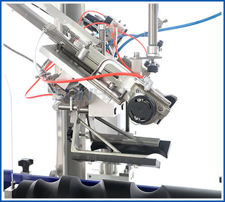 band sleeving structure of heat shrinking machine for shrink band