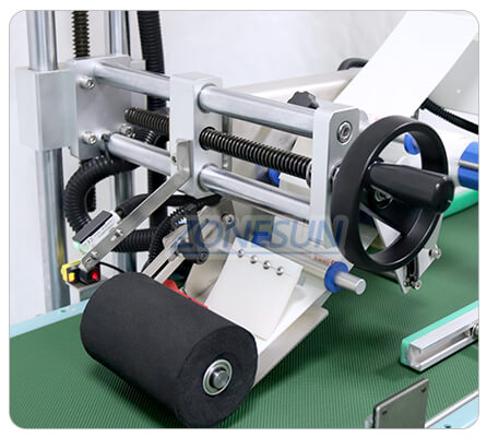 labeling structure of flat cardboard labeling machine