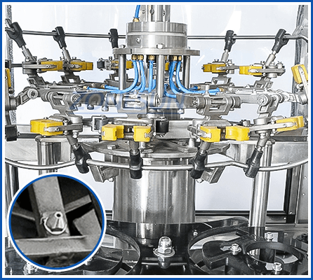 bico de água de máquina de enxaguar com garrafas