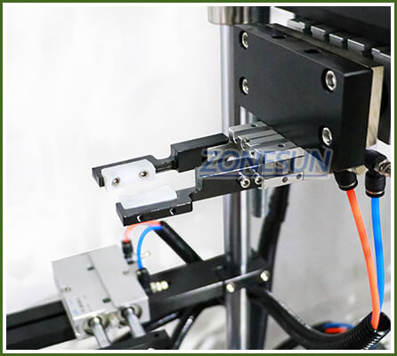 clamping structure of pump head cap feeding machine