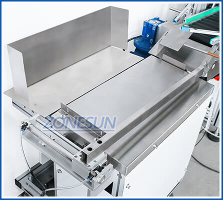 collecting structure of soft tube labeling machine