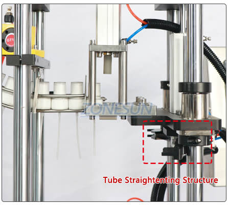 Structure de lissage du tube de la machine d'alimentation des bouchons de pulvérisation