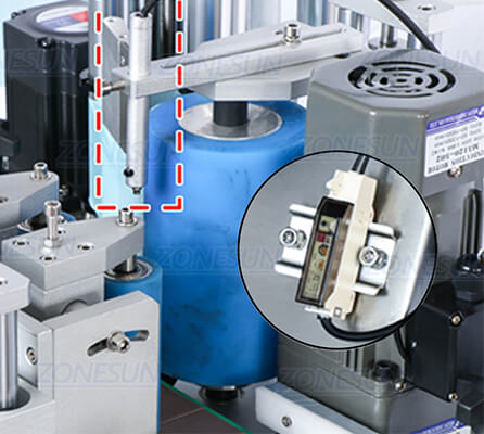 labeling structure of tabletop liquor filling line