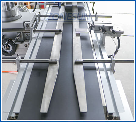 conveyor of three sides labeling machine