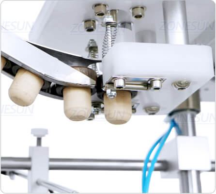 cork positioning structure of automatic corker machine