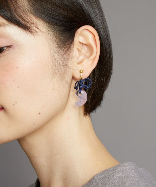 MAGATAMA Clip Earrings