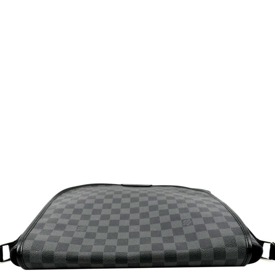 Louis Vuitton Damier Graphite District MM Messenger Bag (SHF-17183