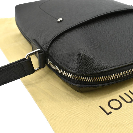 Authenticated Used LOUIS VUITTON Louis Vuitton Pochette Grigori Shoulder Bag  M30505 Taiga Ardoise Black Series Silver Metal Fittings Diagonal Messenger  