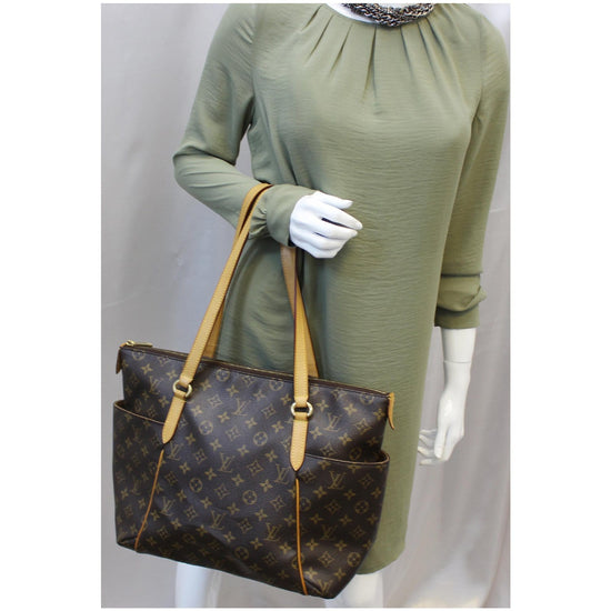 LOUIS VUITTON Totally MM Monogram Canvas Shoulder Bag Brown