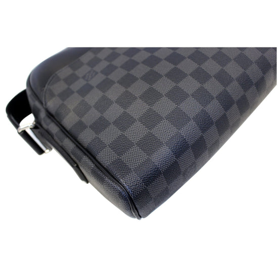 Louis Vuitton Damier Graphite Dayton Reporter MM Messenger Bag (SHF-20 –  LuxeDH