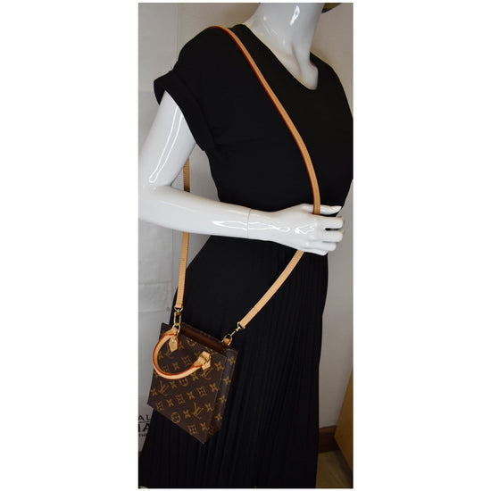 Shop Louis Vuitton PETIT SAC PLAT 2023 SS Monogram Calfskin 2WAY Plain  Leather Small Shoulder Bag Logo by BeBeauty