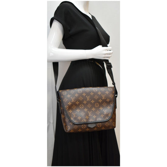 LOUIS VUITTON Magnetic Monogram Macassar Messenger Bag Brown