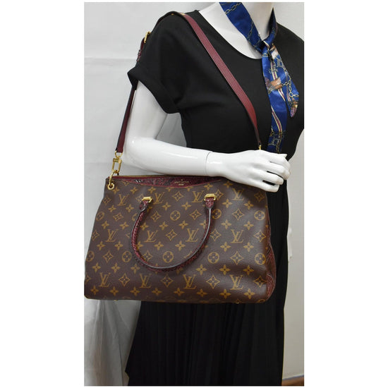 Louis Vuitton Pink Monogram Canvas Pallas QJB0VNHJPB004