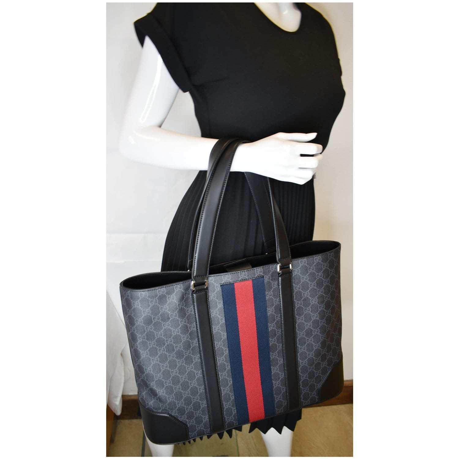 GUCCI Sherry Line GG Supreme Canvas Tote Bag Black 495560