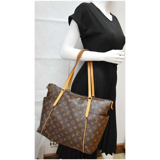 Sold at Auction: Louis Vuitton, NEW LOUIS VUITTON TOTALLY MM MONOGRAM  CANVAS SHOULDER HANDBAG