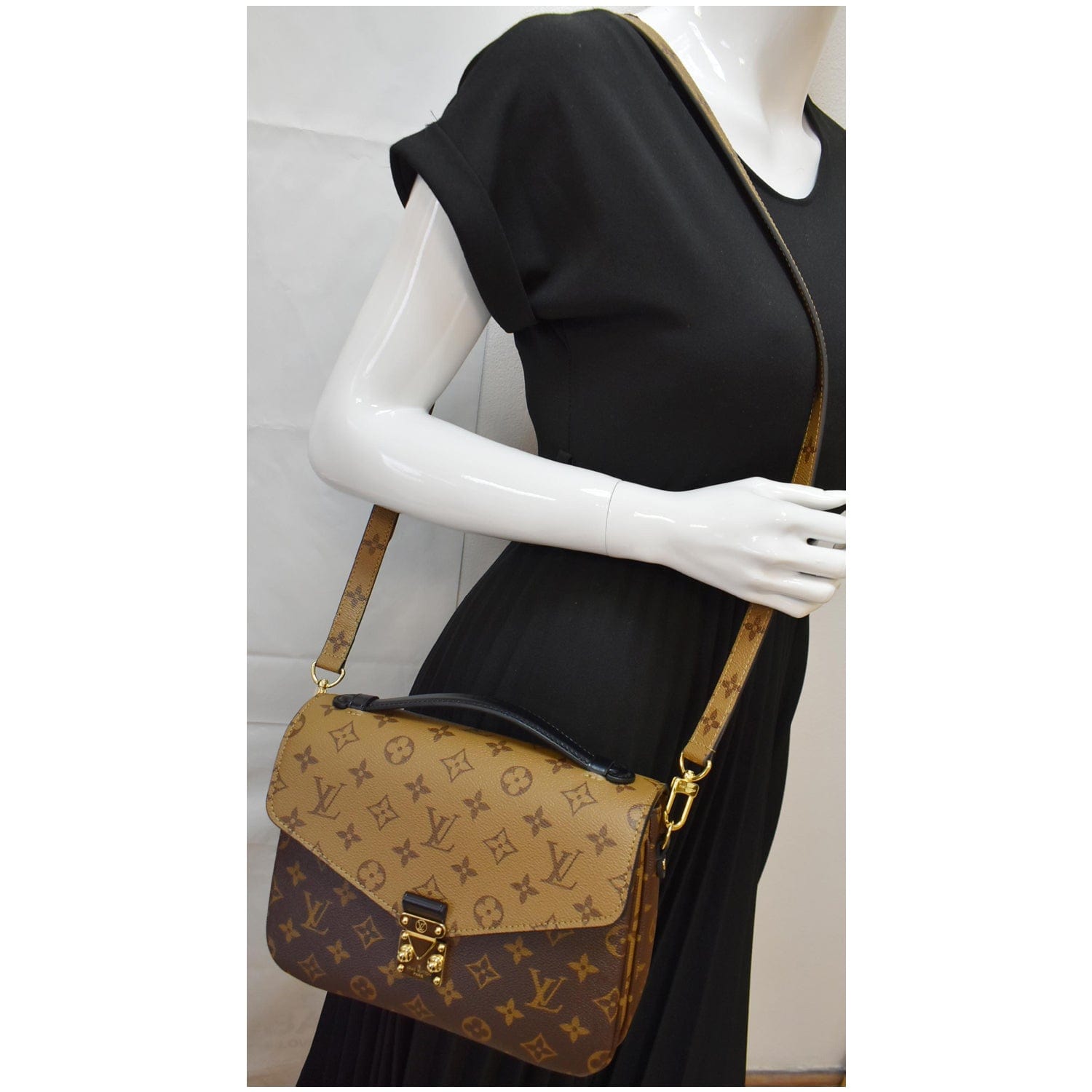 Louis Vuitton Pochette Metis Reverse Monogram Canvas For Sale at 1stDibs