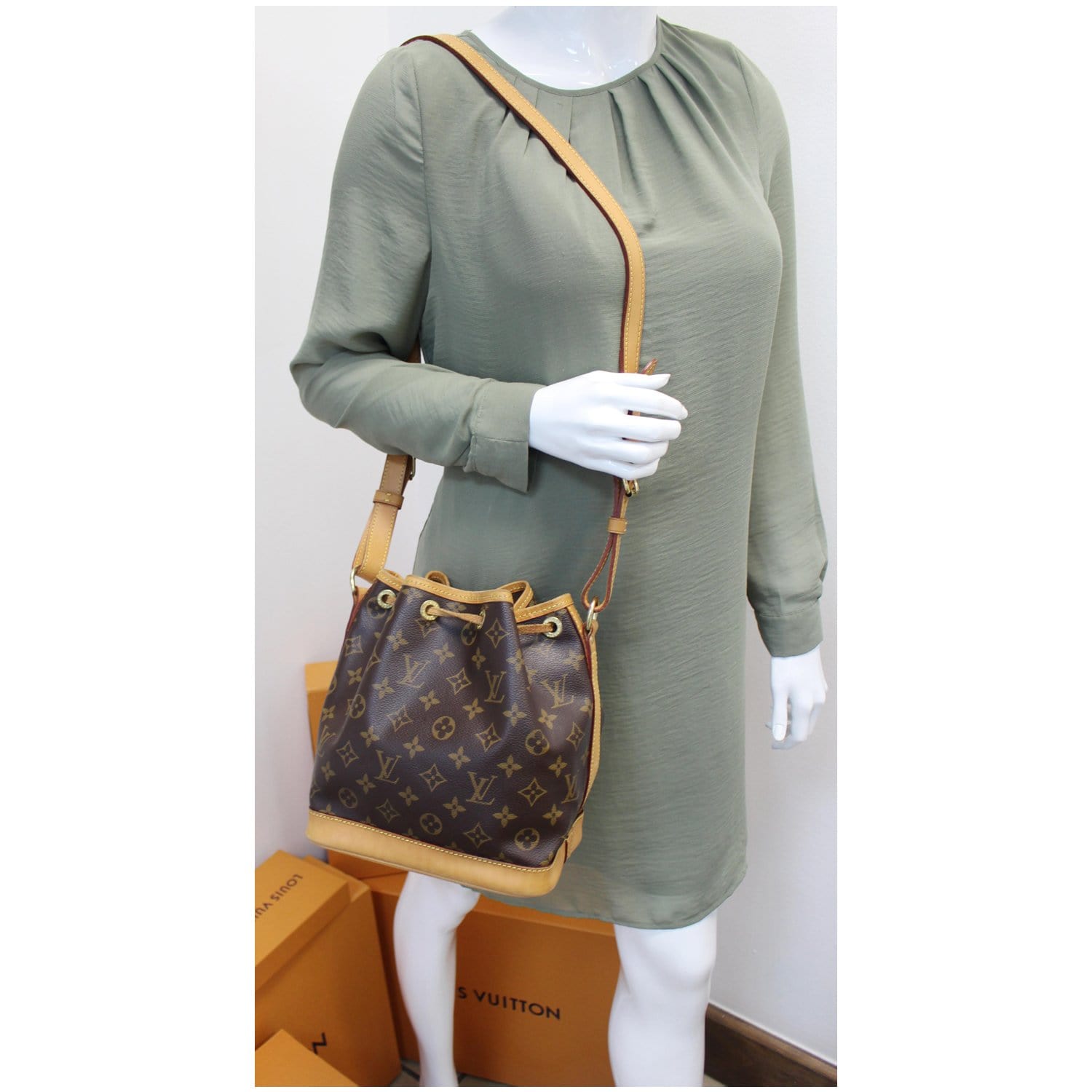 Louis Vuitton Sac Noe #LV #EmmaBrwn  Vuitton outfit, Louis vuitton noe  bag, Noe louis vuitton