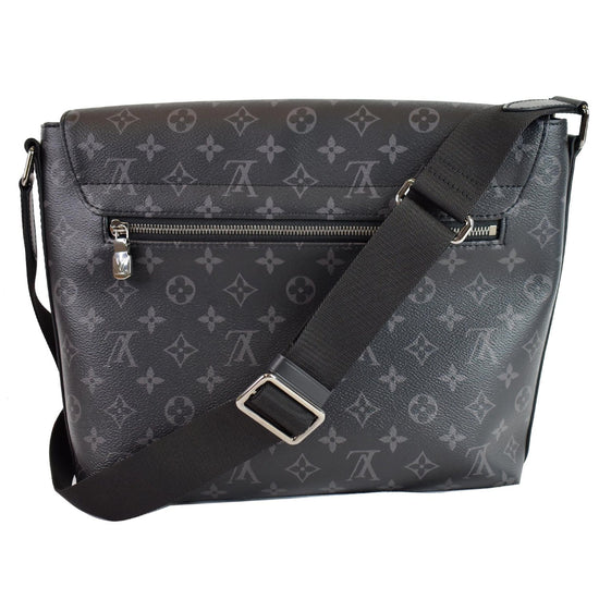 Louis Vuitton District Shoulder bag 329675