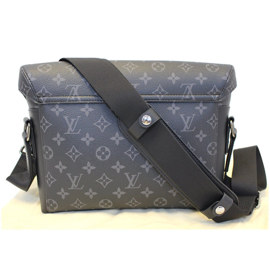 Louis Vuitton Messenger Voyager PM Black Taiga Leather ○ Labellov ○ Buy and  Sell Authentic Luxury