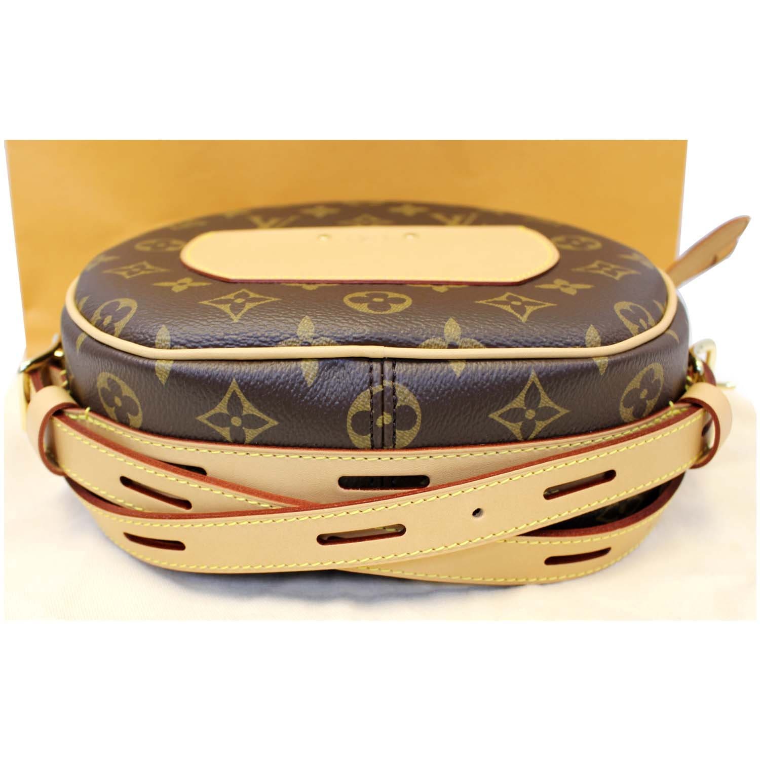 Louis Vuitton on X: Twisting history. #LouisVuitton's Boite Chapeau Souple  modernizes the traditional hat box shape with the new Monogram Giant motif.  Explore the latest Monogram designs at    / X