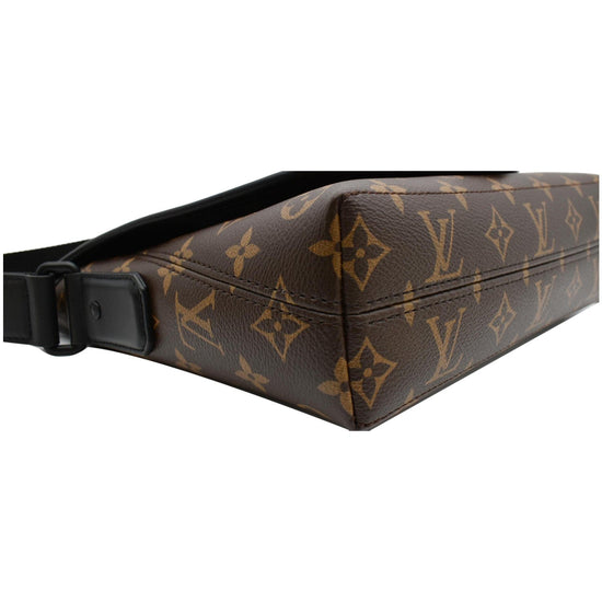 Louis Vuitton Bag M45557 Monogram Macasar Magnetic Messenger  LOUIS VUITTON Men's Crossbody Crossbody, Braun : Clothing, Shoes & Jewelry