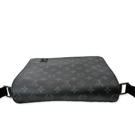 Louis Vuitton District Shoulder bag 365902