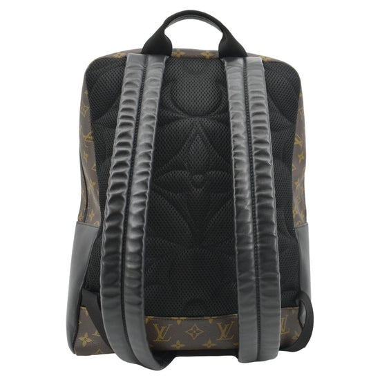 Balo size to Louis Vuitton Dean backpack in Monogram Macassar