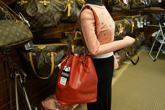 VINTAGE LOUIS VUITTON NOE PM HANDBAG IN RED EPI LEATHER RED BUCKET