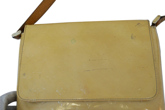 LOUIS VUITTON, a beige Monogram Vernis Thompson Street shoulder bag. -  Bukowskis