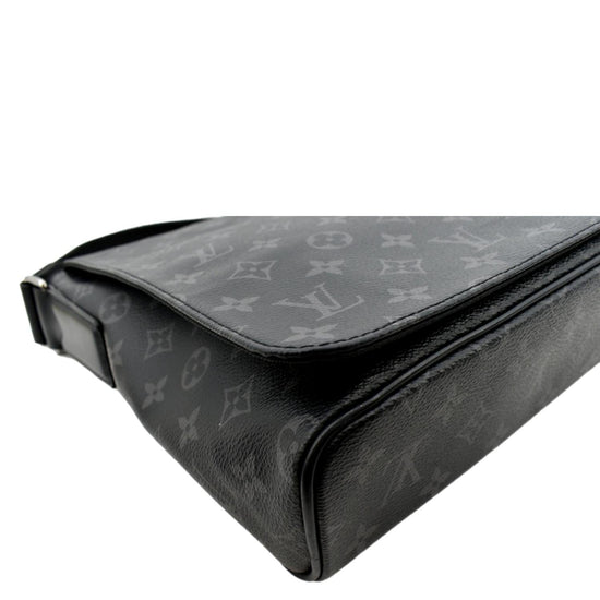 Louis Vuitton District Shoulder bag 365902