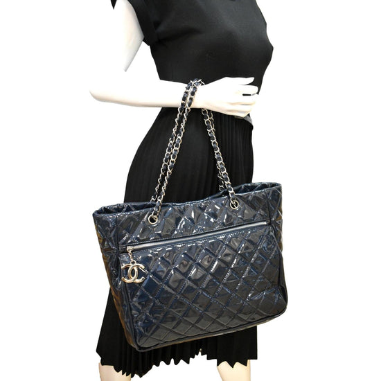 Chanel - Authenticated Chic with Me Handbag - Glitter Black Abstract for Women, Very Good Condition
