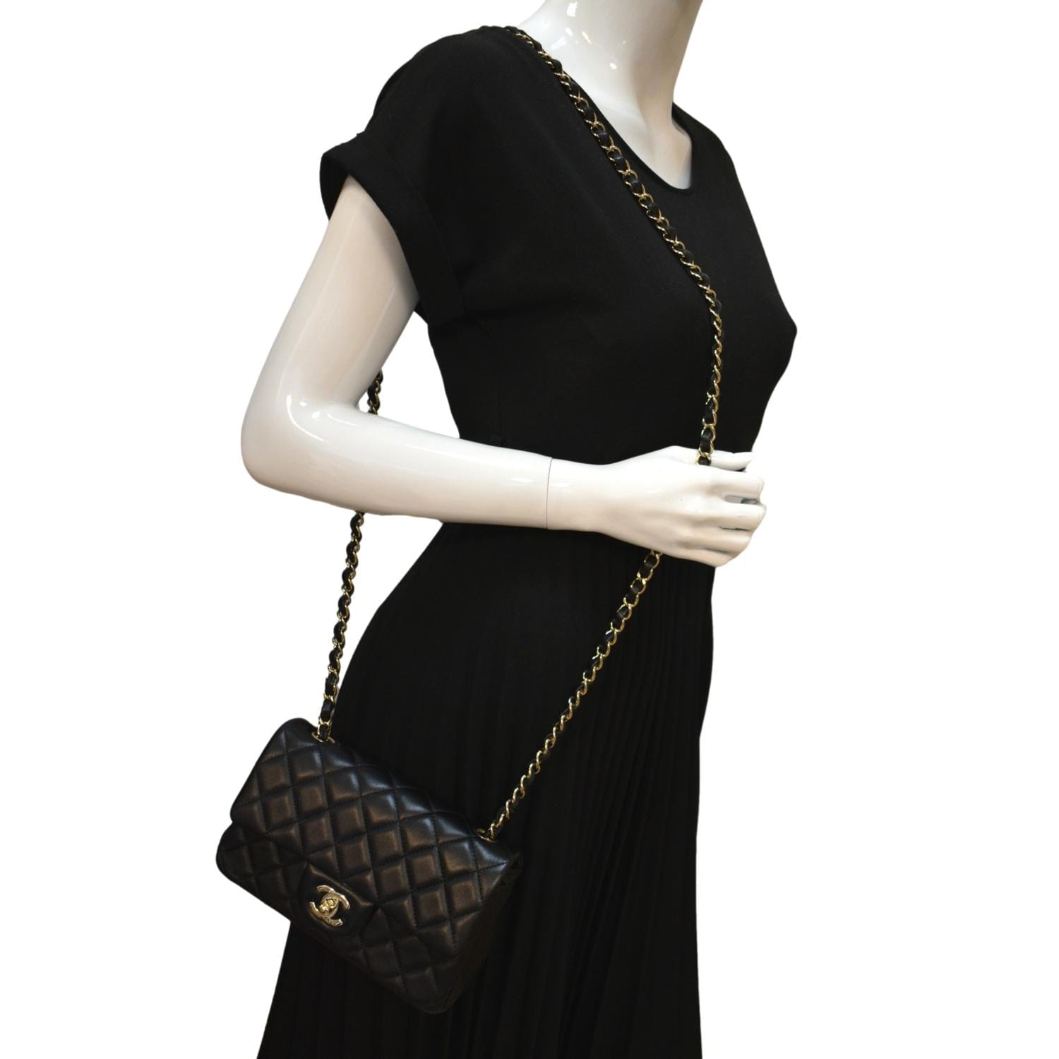Chanel Classic  Chiếc túi xách cổ điển đặc trưng của nhà mốt Chanel  ELLY