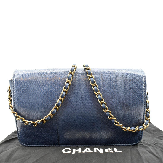 Wallet on chain leather crossbody bag Chanel Blue in Leather - 35330442