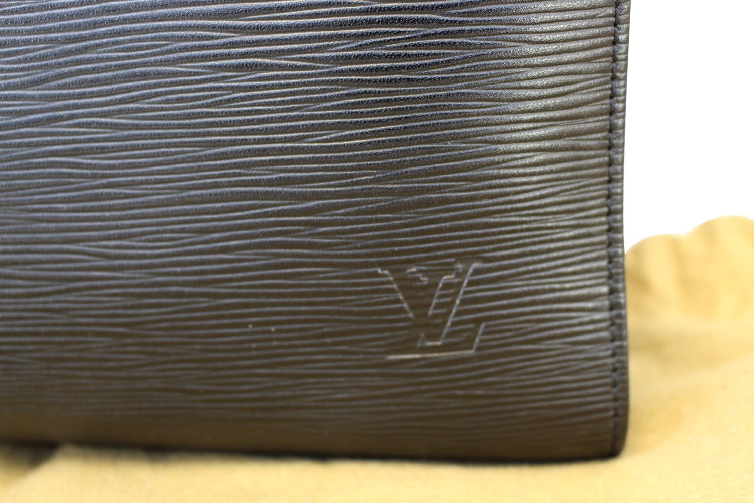 Authentic LOUIS VUITTON Epi Leather Black Speedy 30 Satchel Bag TT1450