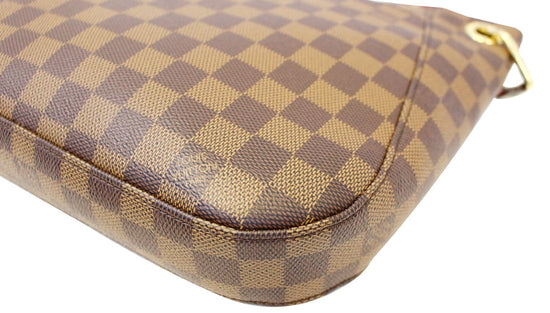 Sold at Auction: Louis Vuitton, LOUIS VUITTON Umhängetasche SOUTH BANK  BESACE.