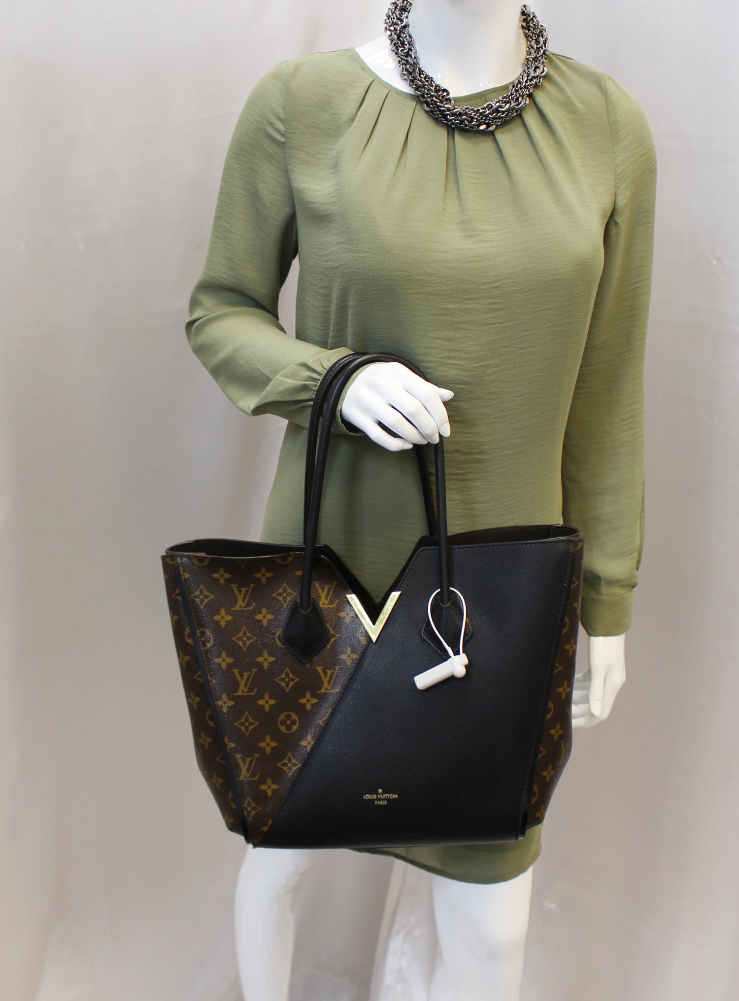 fugtighed Sicilien Monarch LOUIS VUITTON Monogram Canvas Black Leather Kimono Tote Bag